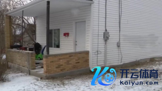 男人为偷PS5冒充ICE考察 后果被17岁玩家一拳打晕