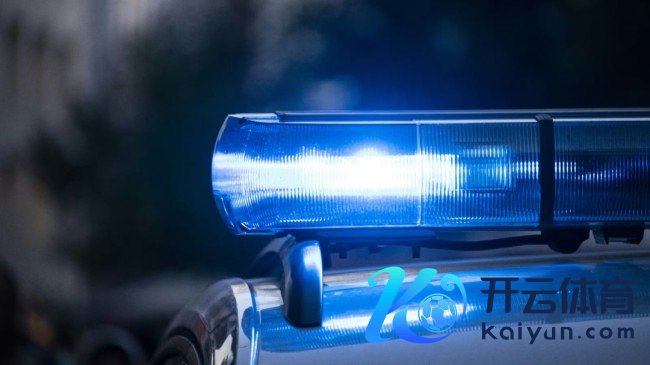 男人为偷PS5冒充ICE考察 后果被17岁玩家一拳打晕